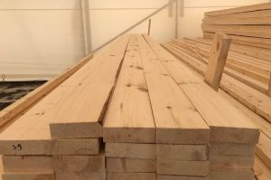 Доска сухая строганная: преимущества и области применения