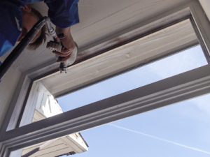 Покраска деревянных окон: как обновить внешний вид и продлить срок службы