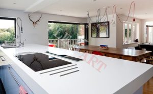 Столешница из искусственного камня: преимущества и особенности