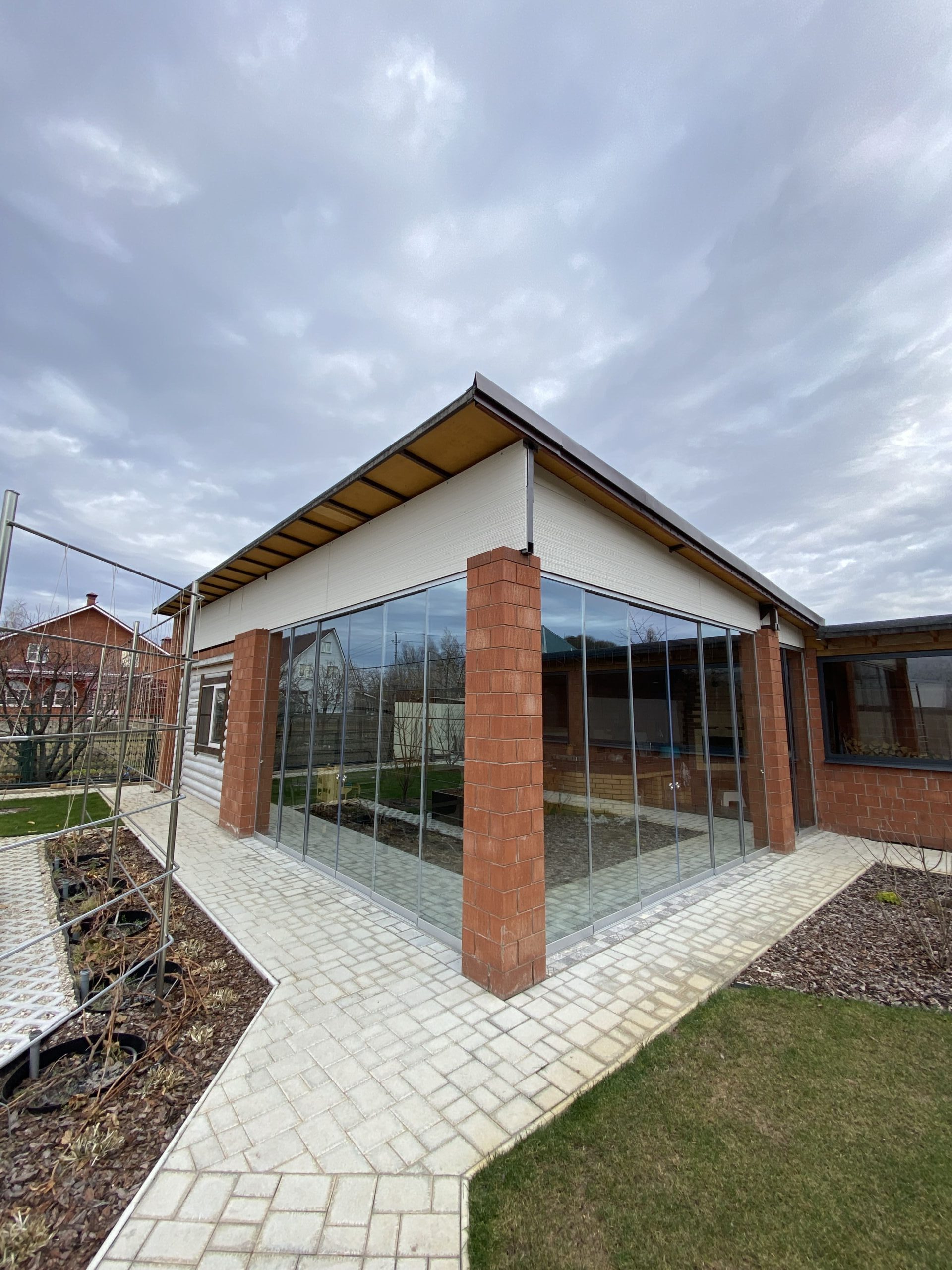 Безрамное остекление под ключ: стоимость, факторы формирования цены и примеры расчетов