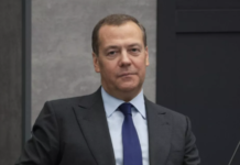 Медведев в рамках новогодней акции «Ёлка желаний» исполнил мечту девочки из Ижевска