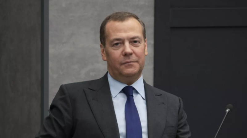 Медведев в рамках новогодней акции «Ёлка желаний» исполнил мечту девочки из Ижевска