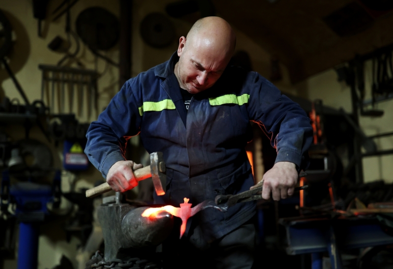 &laquo;Смерч журавлей&raquo;: кузнецы со всей России участвуют в создании памятника героям СВО в Туапсе