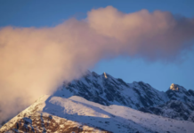 Сотрудника курорта в горах Сочи засыпало снегом