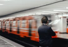 В метро Мехико столкнулись два поезда