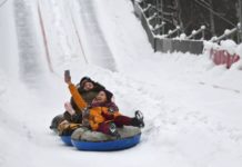 Врач Чудаков дал советы, как не получить травмы при катании на горках зимой