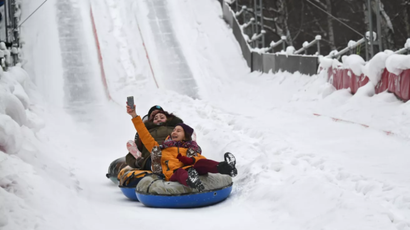 Врач Чудаков дал советы, как не получить травмы при катании на горках зимой