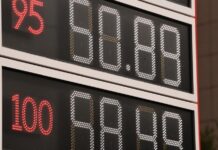 «Значительно ниже инфляции»: Новак рассказал о ситуации с ценами на горючее в России