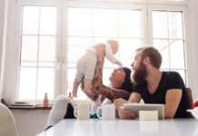 Опрос показал, какими россияне видят обязанности современных пап и мам