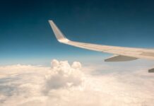 Пассажирский самолёт совершил аварийную посадку в Красноярске из-за разгерметизации салона