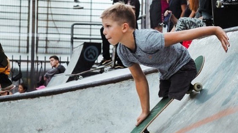 «Старые уже латаные-перелатанные»: 13-летний спортсмен-инвалид из Санкт-Петербурга получит новые протезы