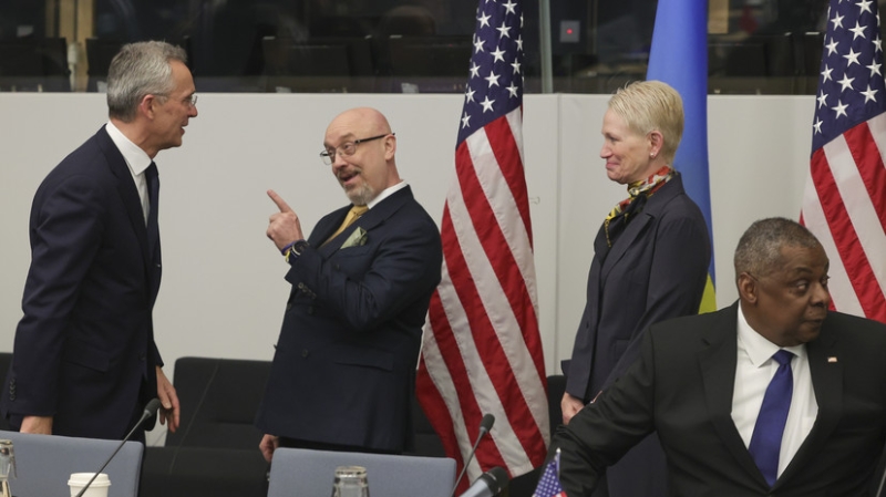 Украинское МО: Столтенберг и Резников обсудили шаги по внедрению стандартов НАТО на Украине