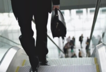 В России призвали лишать должностей госслужащих за длительное нахождение за границей