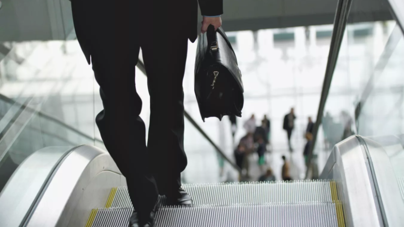 В России призвали лишать должностей госслужащих за длительное нахождение за границей