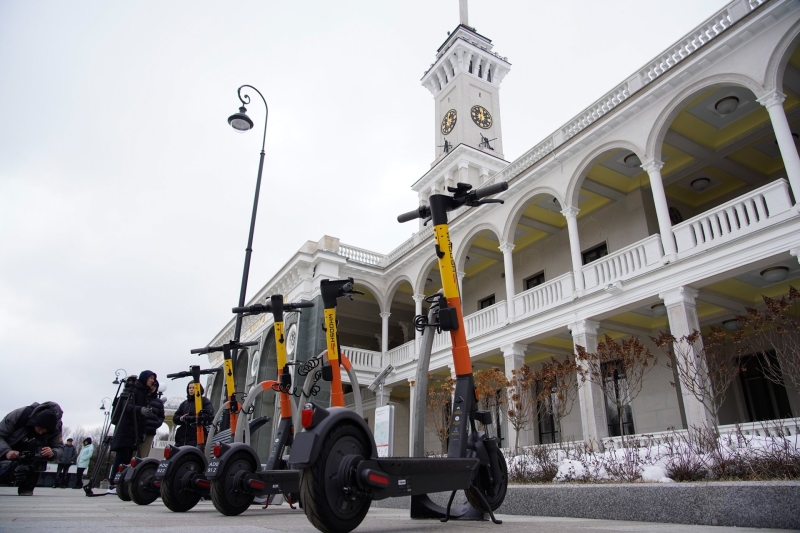 Допустимая скорость и приоритет пешеходов: в России вступили в силу изменения в ПДД касательно электросамокатов