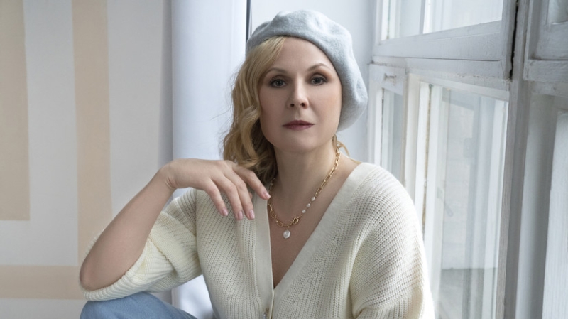 «Мир никогда не станет идеальным. Лучше можем стать мы»: Дина Корзун — о премьере спектакля «Как я пришла в сознание»