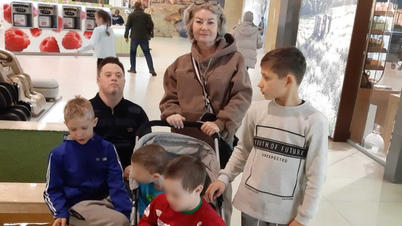 &laquo;Можно не переживать, что его заберут&raquo;: сургутский суд оставил мальчика с синдромом Дауна в семье опекунов