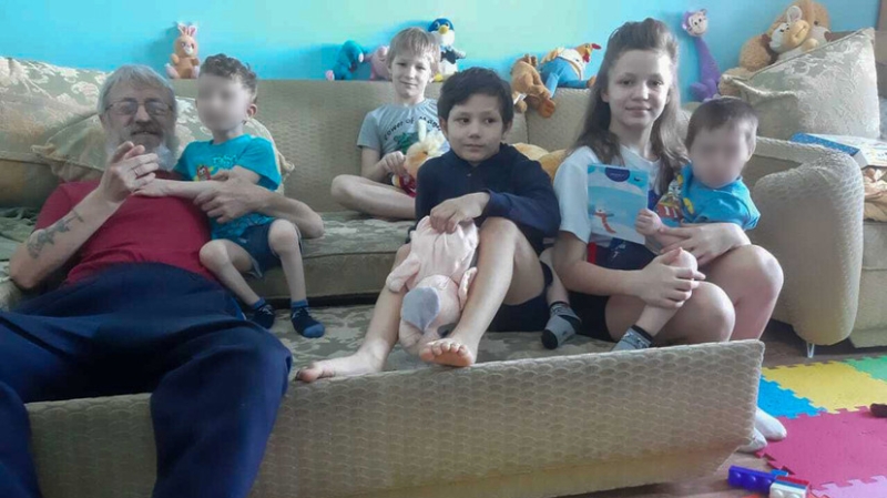 &laquo;Можно не переживать, что его заберут&raquo;: сургутский суд оставил мальчика с синдромом Дауна в семье опекунов