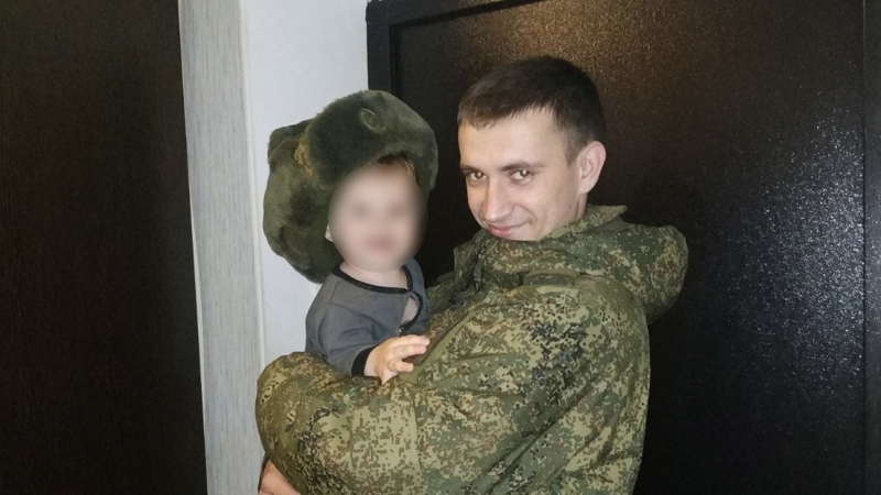 «Муж с детства хотел стать военным»: в Калининграде вандалы испортили баннер с фото погибшего на СВО бойца