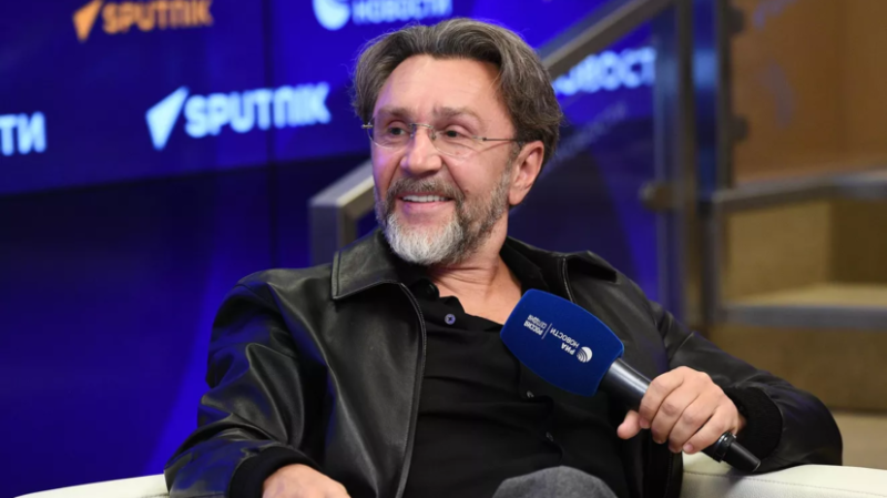 Музыкант Шнуров опроверг сообщения об отъезде из России