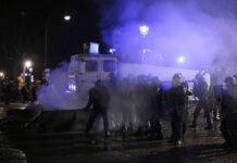 Полиция применила слезоточивый газ против протестующих в Париже