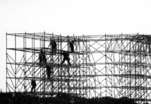 Прокуратура возбудила дело после обрушения строительных лесов на западе Москвы