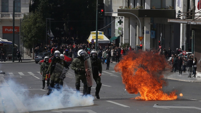 Семеро полицейских пострадали в результате нападения на митинге в Афинах