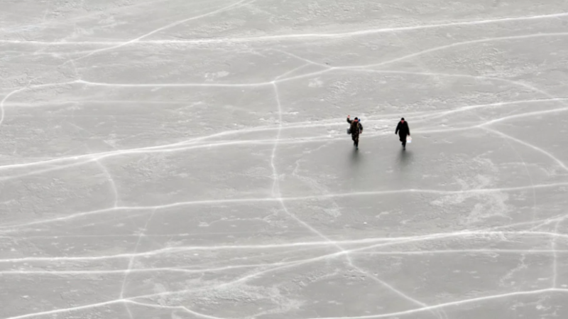 Спасатели на вертолёте эвакуировали 40 человек с дрейфующей льдины в Сахалинской области