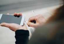 Специалист Масалович рассказал об опасности использования гаджетов во время зарядки