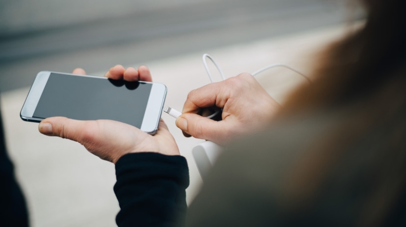 Специалист Масалович рассказал об опасности использования гаджетов во время зарядки