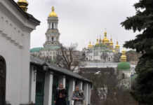 В Кремле решительно осуждают выселение монахов из Киево-Печерской лавры