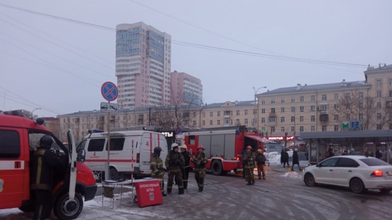 В метро Екатеринбурга загорелась вентиляционная камера, около 400 человек эвакуировали
