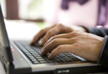 В России призвали провести мониторинг рекламы упрощённого получения справок в интернете