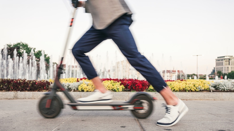 Депутат ГД Хамзаев предложил ввести пожизненный запрет на аренду самокатов за пьяную езду