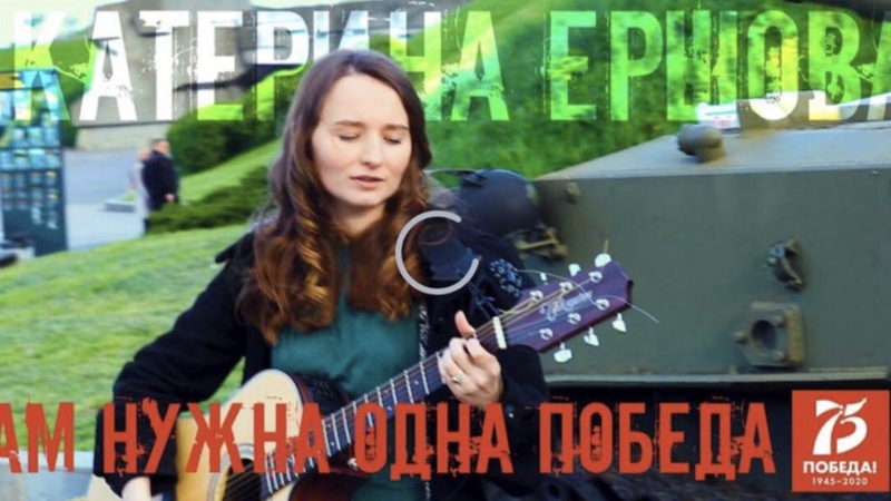 «Я просто верю в Бога»: RT поговорил с девушкой, вставшей на колени у Киево-Печерской лавры после ареста митрополита УПЦ