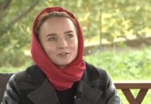 «Я просто верю в Бога»: RT поговорил с девушкой, вставшей на колени у Киево-Печерской лавры после ареста митрополита УПЦ