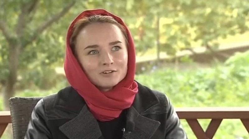 «Я просто верю в Бога»: RT поговорил с девушкой, вставшей на колени у Киево-Печерской лавры после ареста митрополита УПЦ