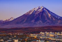 МЧС: выбросы пепла на вулкане Шивелуч на Камчатке могут достигать высоты 15 тысяч метров