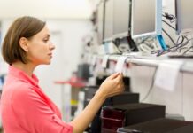 «Ъ»: Минцифры может обязать ретейлеров устанавливать российские ОС на импортные компьютеры