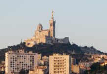 МВД Франции: от четырёх до десяти человек могут находиться под завалами дома в Марселе