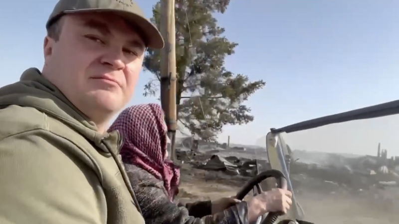 &laquo;Съездим на лимузине&raquo;: пенсионерка из сгоревшей омской деревни подвезла врио губернатора и стала звездой интернета