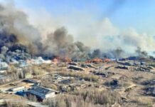 «Такого у нас ещё не было»: RT пообщался с жителями уральской Сосьвы, где сотни жителей остались без домов из-за пожара