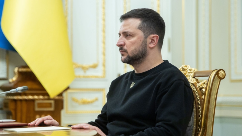 Зеленский заявил, что носит при себе пистолет