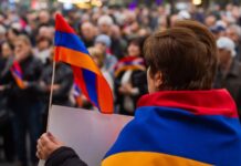 Около здания кабмина Армении идёт акция протеста родителей погибших в Нагорном Карабахе