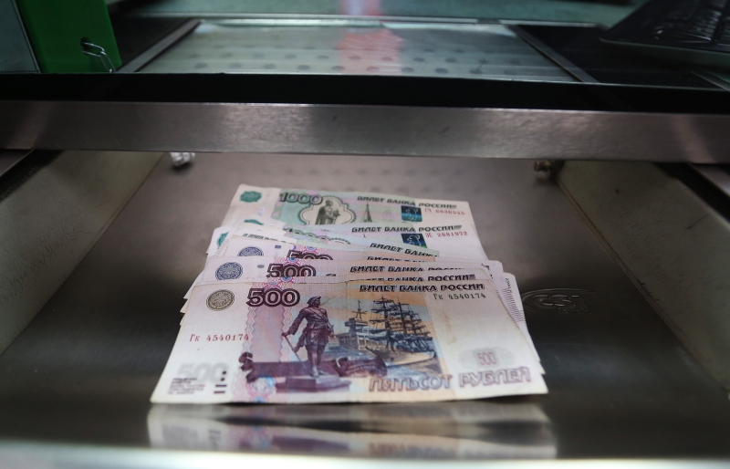 С оглядкой на нефть и ситуацию в экономике: эксперты спрогнозировали снижение курсов доллара, евро и юаня по итогам мая