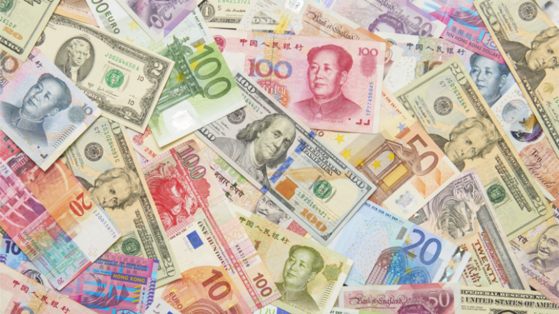 С оглядкой на нефть и ситуацию в экономике: эксперты спрогнозировали снижение курсов доллара, евро и юаня по итогам мая