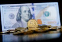 Эмоциональная реакция: ситуация на валютном рынке России стабилизировалась после всплеска волатильности