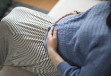 Гинеколог Банный посоветовал беременным пить больше воды при токсикозе