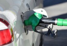 На разных скоростях: оптовые цены на бензин в России обновили рекорд на фоне стабильной ситуации в рознице