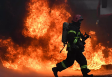 Пожарные потушили загоревшиеся покрышки на заводе в Ростове-на-Дону